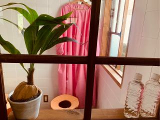 よもぎ蒸し専用の個室で1名様から4名様まで受けることができます。お水はお好きだけ召し上がってください。施術後は、ハーブティーをお召し上がりください。