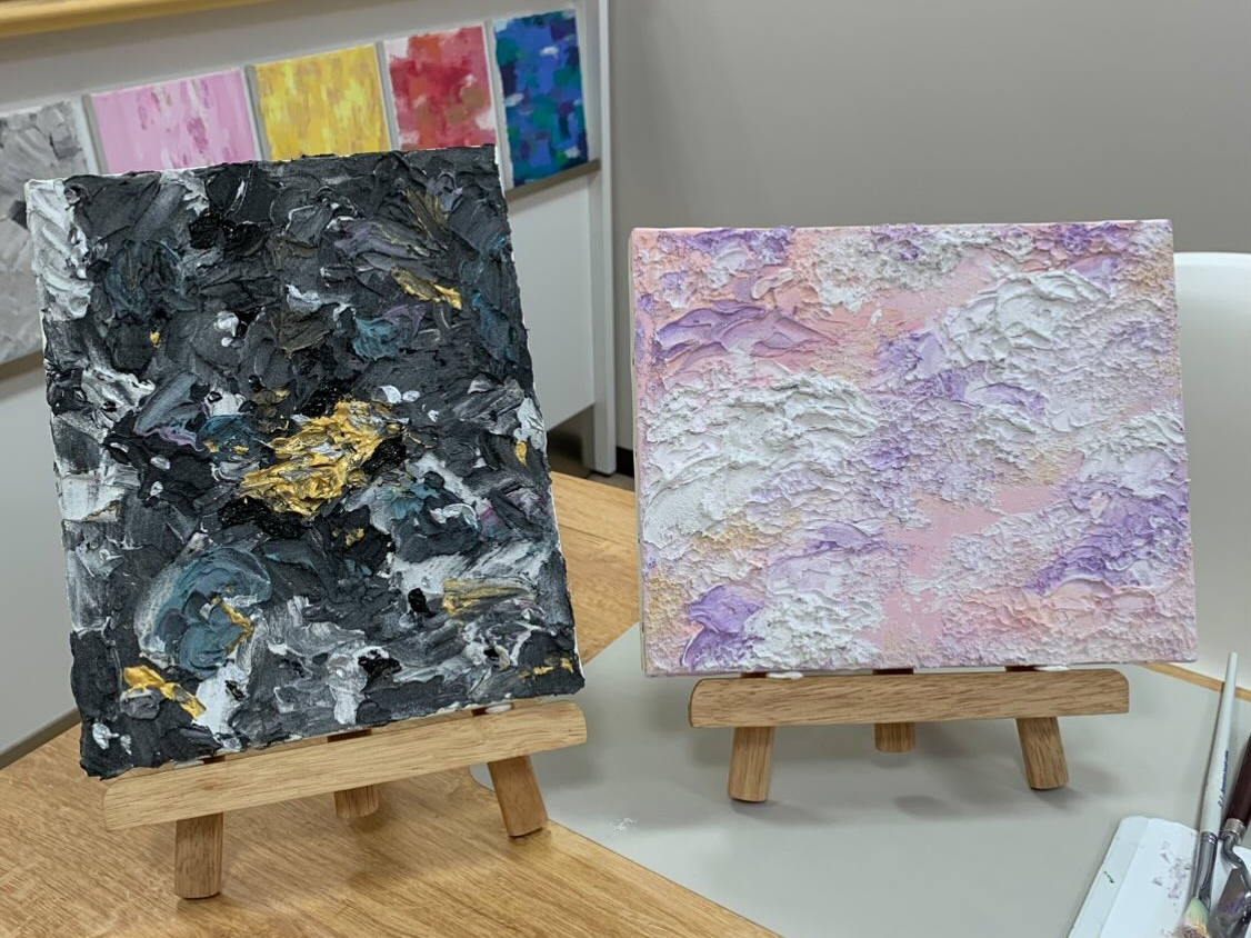 夫婦でアート体験。砂を使用してザラザラ感を出し、より質感を楽しめるアートが完成しました