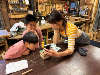 親子で作ったスマートフォンスピーカーの音の変化を実験するのも楽しいです!