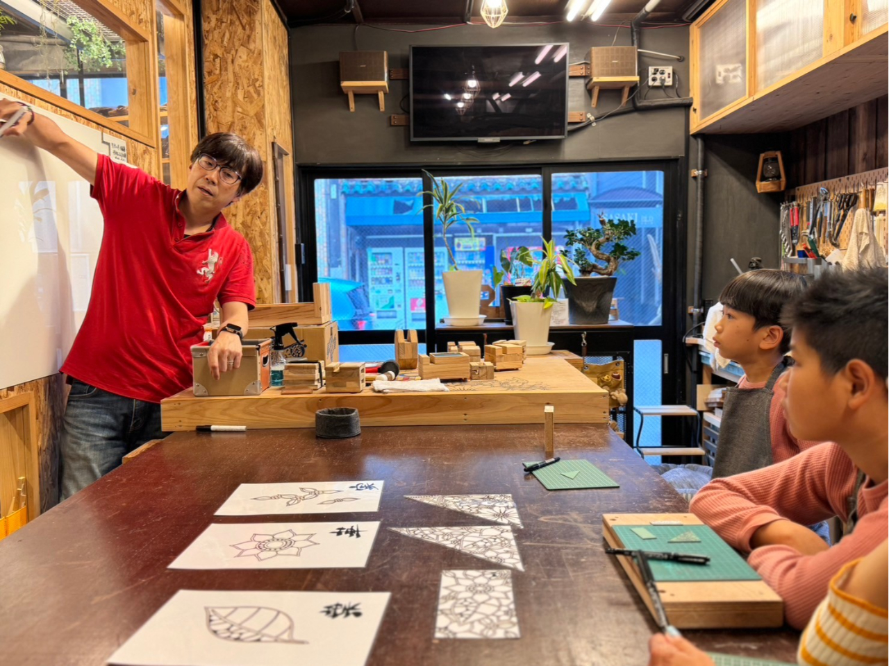 先ずはよく使うデザインを3種類教えて描いていき、慣れてきたらデザイナーと一緒に応用デザインにもチャレンジしていきます!