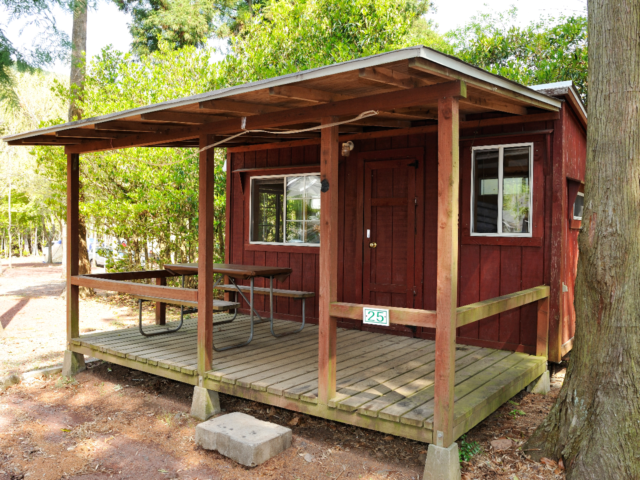 大自然の緑の中でBBQを!屋根付きなので雨の日でもOK◎(たき火はテラスの外側限定です)