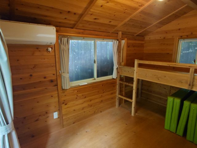 ホームキャビン(A〜E)の室内です!エアコンと分厚いマットレスがついています♪