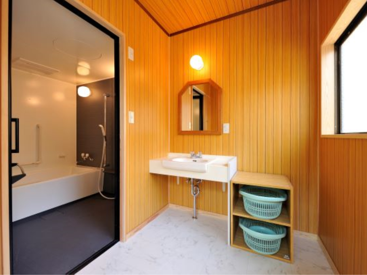 お客様の少ない日はこちらの家族風呂が15〜22時まで利用無料です!温泉露天風呂の営業日は1時間1100円の予約制☆