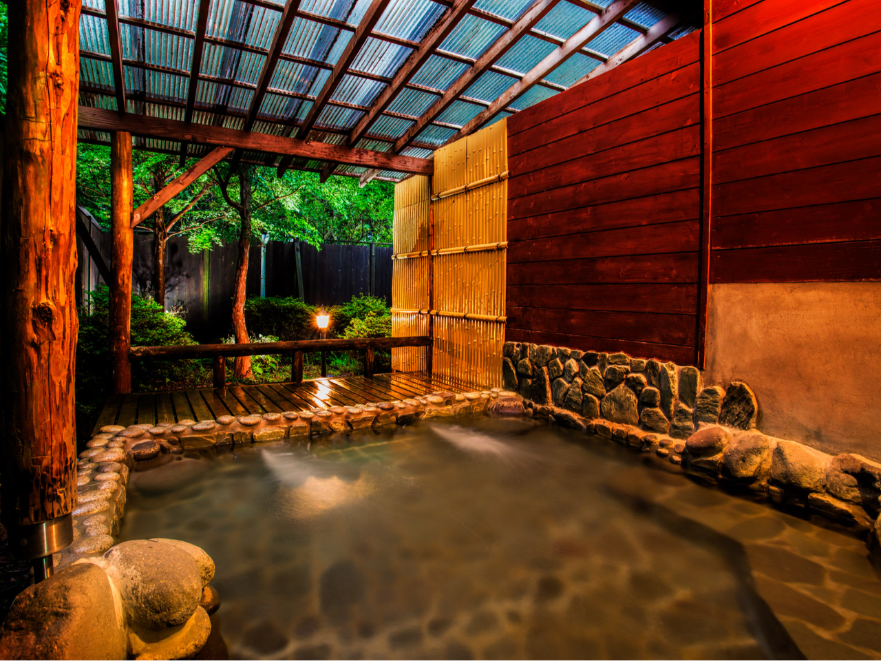 宿泊者限定の温泉露天風呂でゆったりと♪ボディソープとリンスインシャンプーを常備してます!ドライヤーは持参してご自身のホームキャビン内でご利用お願いします