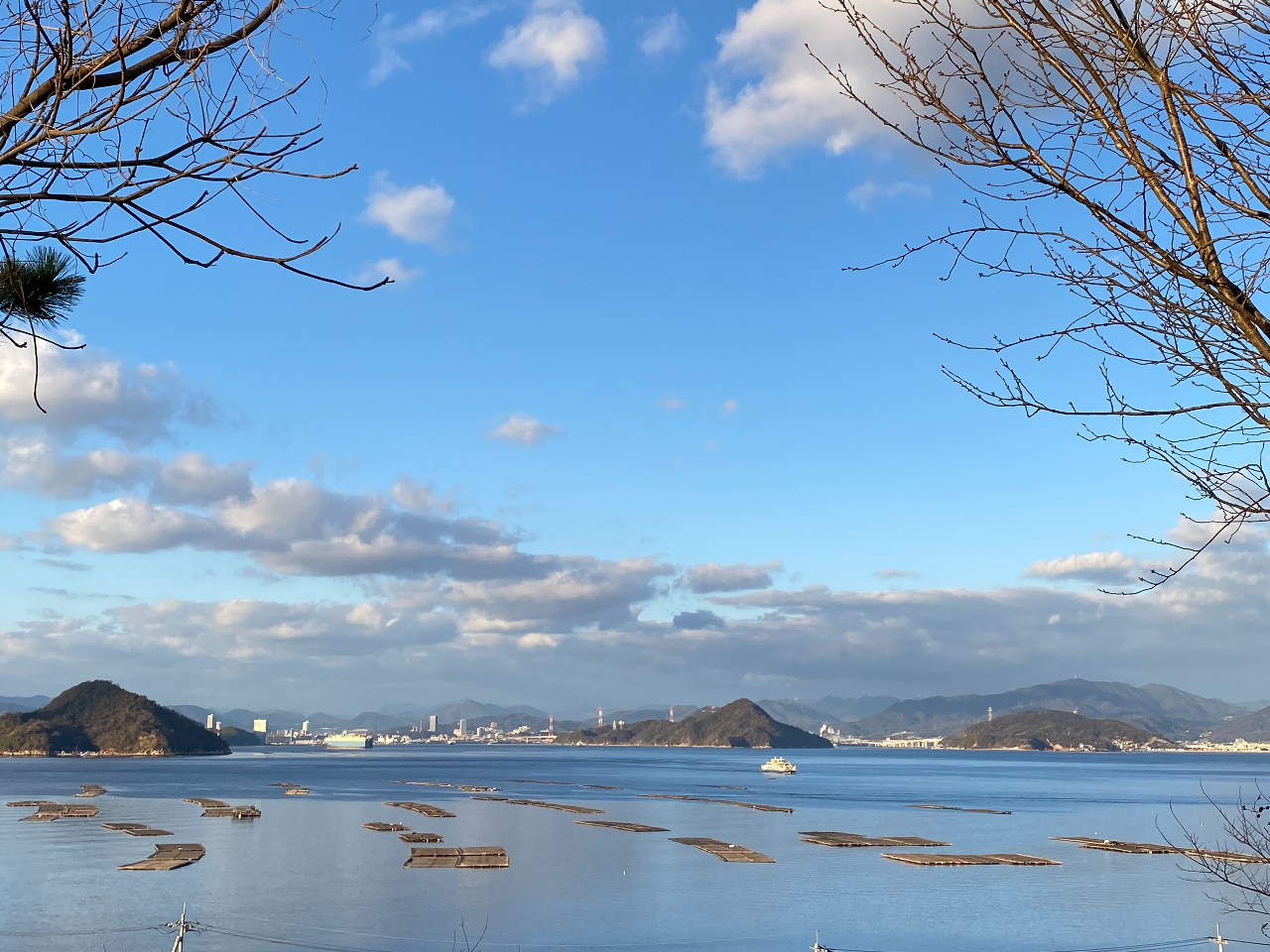 当キャンプ場先端から望む、瀬戸内海。遠くにG7会場の広島グランドプリンスも見えます!