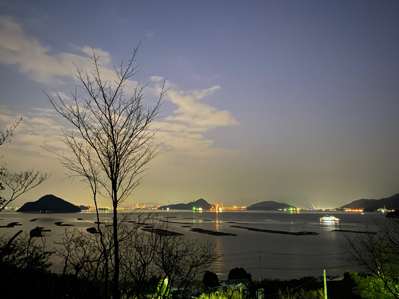 日没から刻々と変化する夜景。フェリーの行き来も輝きを増しています。