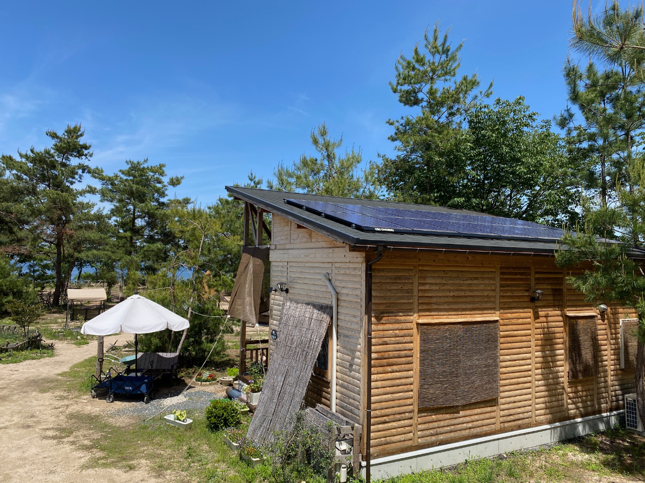 事務棟には太陽光パネルを設置。また、写真外ですが、バイオ式浄化槽も設置し、”地球にやさしいエコなキャンプ場”として、BE−PAL特集で5選に掲載されています。