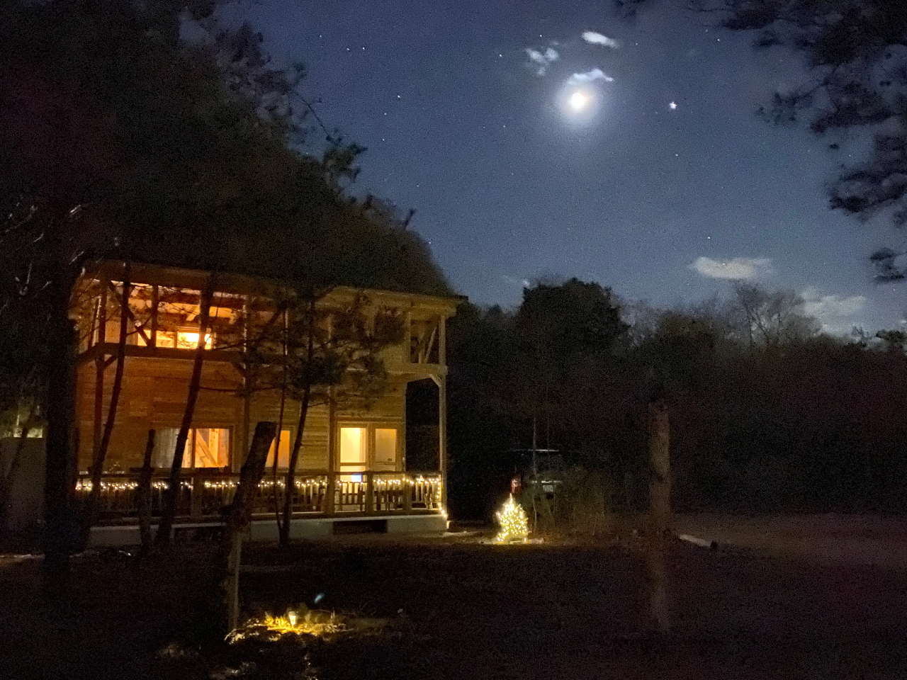 夜間常駐の事務棟の柔らかいライトニング。場内もところどころ小さなライトを設置しています。