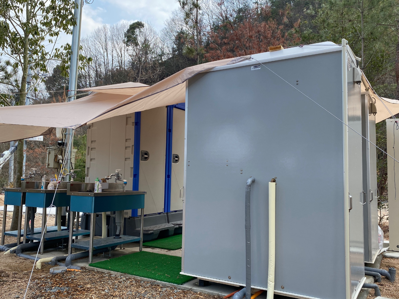 共用施設の水洗トイレ、温水シャワー、炊事場は料金込みで、24h使用可能。