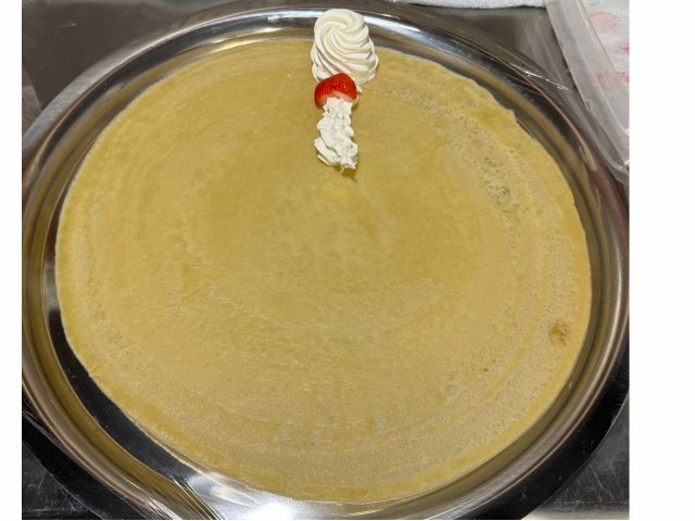 生地はスタッフが焼いてトッピングだけを楽しむ体験と、生地も自分で焼いてみる体験があるよ!