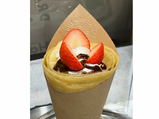 最後はハルキロゴ付のクレープ紙で包んで完成!お店で食べてもOK!お持ち帰りもOKです!お持ち帰り用の袋も準備してます!大好きなあの人へ手作りプレゼントにどうぞ!