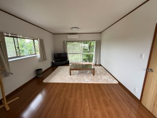 【休憩スペース】2階 洋間12畳 広々としたお部屋でゆっくりお休みください。キッズスペースにはおもちゃや絵本がございます。お昼寝にもおすすめです。