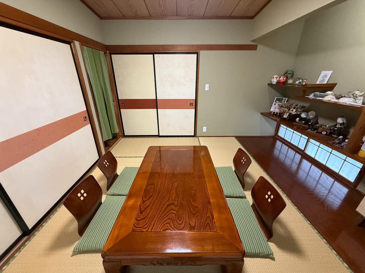 【休憩スペース】1階 和室6畳 共有スペースにお茶のご用意がございます。秋は紅葉を眺めながらゆっくりお休みください。