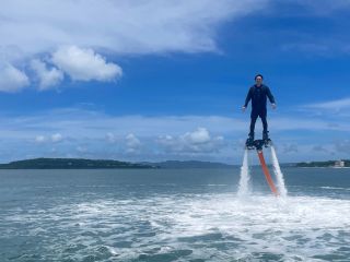 初心者大歓迎の大人気フライボード♪古宇利島をバックにフライボードが楽しめます。