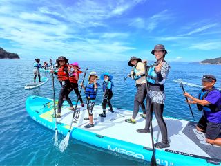 みんなで楽しむメガSUP体験ツアー。グループで海を満喫できる人気アクティビティです。