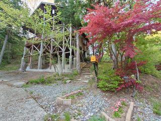 ロッジ正面。階段をあがった先が玄関となります。