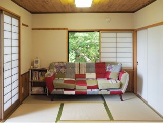 小上がりの和室には3人掛けのソファ。