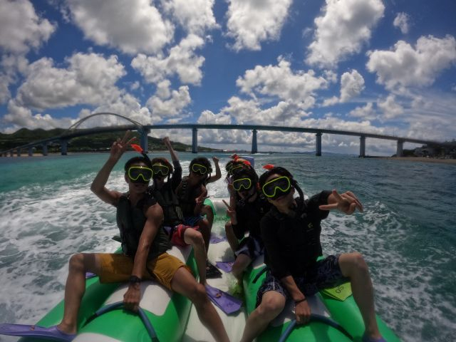 ポイントまでの移動は「バナナボート」に乗って行くので、ワクワクドキドキをお楽しみ下さい♪