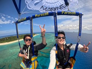 晴れた日の海は空から眺めると最高です♪こんな日はやっぱりパラセーリングが一番お勧めです\(^o^)/