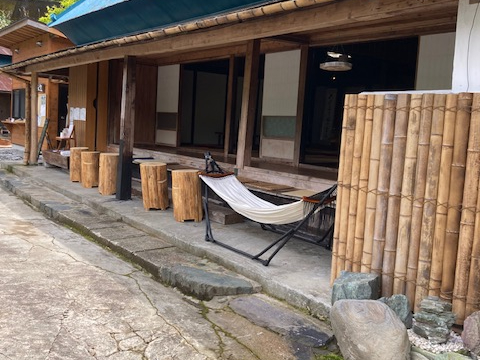 �אڂ���z�P�O�O�N�ȏ�ɂȂ�Ö��ƃJ�t�F�ł������X�C�[�c���y���݂Ȃ���x�e�ł��܂�