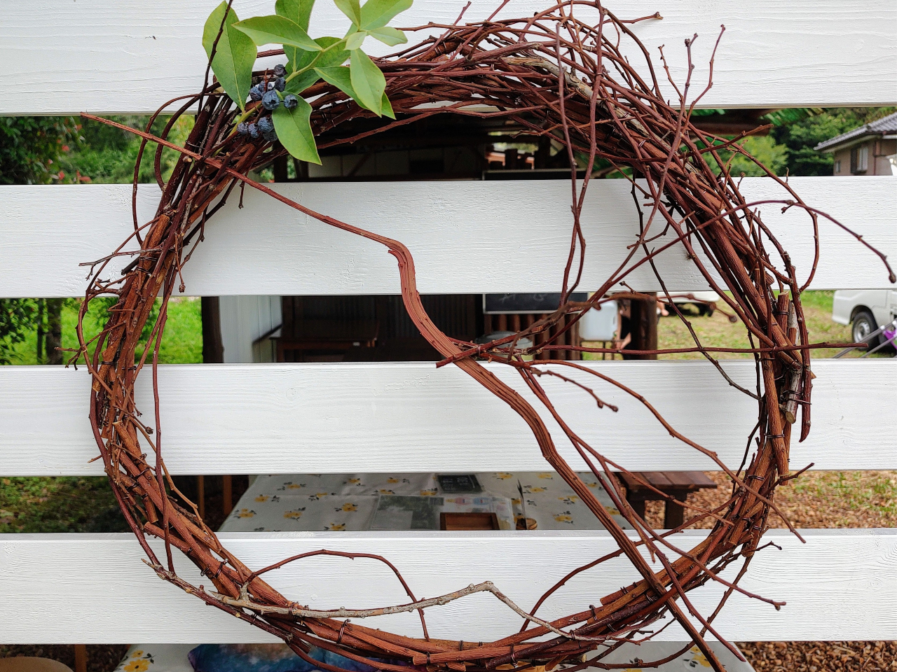 受付はこちら◎ ブルーベリーの剪定枝で作ったリースが飾ってあります。