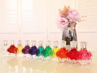 色をイメージしながら、世界に一つの香水を作っていただきます♪(アロマに色を合わせると色が変わってしまうため、イメージしていただきながら作っていただきます)