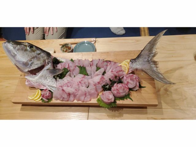 ツアー終わりに新鮮な魚を居酒屋で調理可能