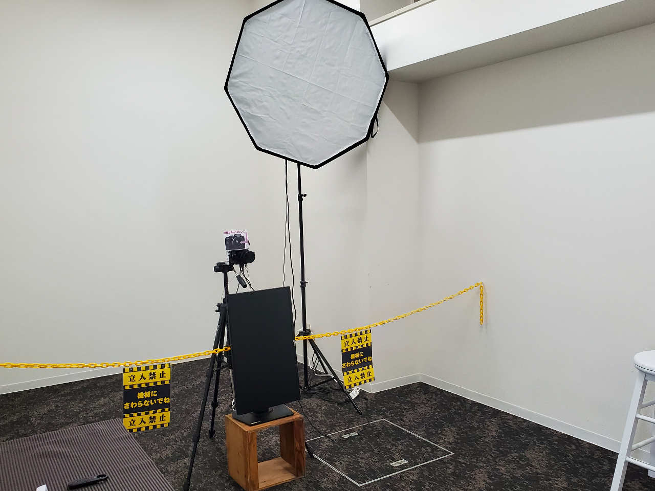 モニターで構図をチェックをして、リモートシャッターで撮影、写真データはすべてダウンロードでお受け取りいただけます。