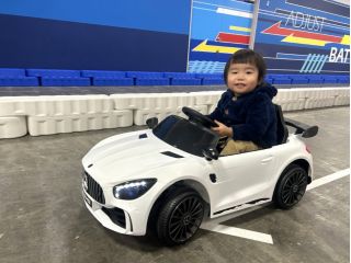 \キッズカーは1歳でも安心して乗車できます◎/年齢制限:1歳〜8歳 / 体重制限:30s以下 / 必須装備:無