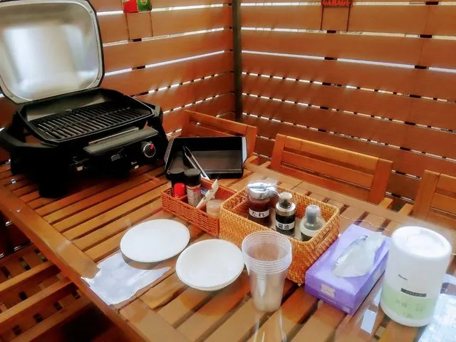 weberの本格的な電気BBQグリル!お皿やコップ、調味料完備。