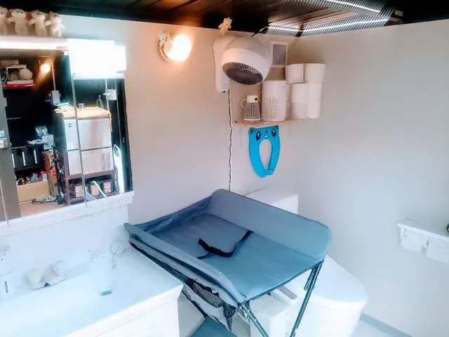 おむつ交換台、幼児便座もご用意しています。