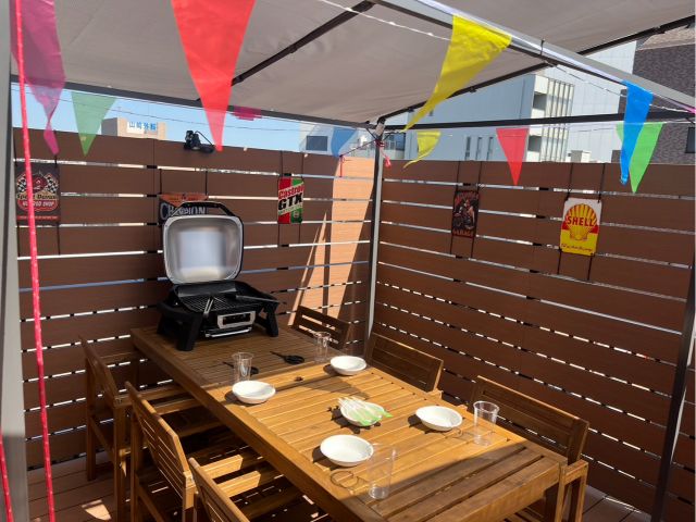 ひとつのテーブルに最大8人座れます