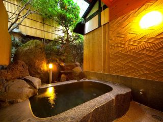 ≪葵の湯≫一枚岩をくりぬいたお風呂