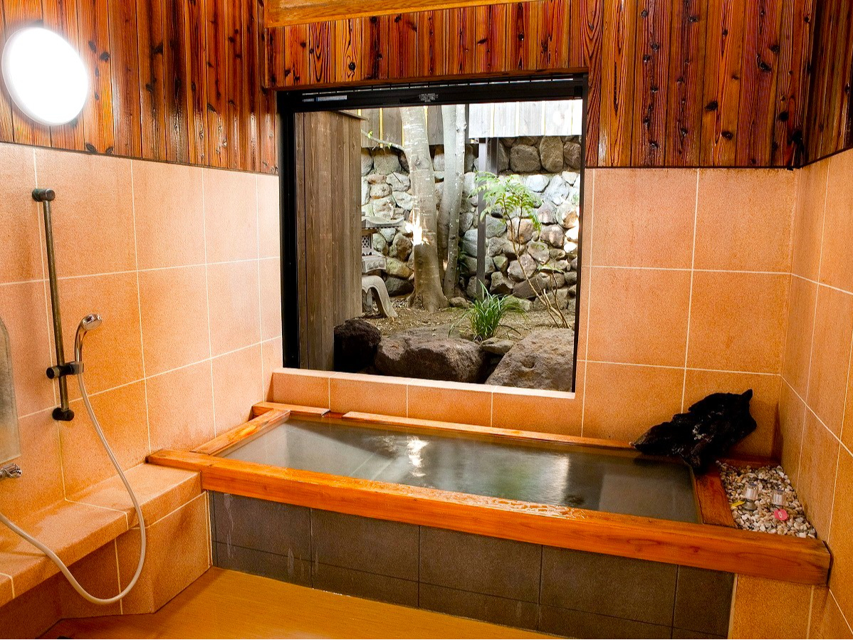 ≪菫の湯≫檜造りの寝湯