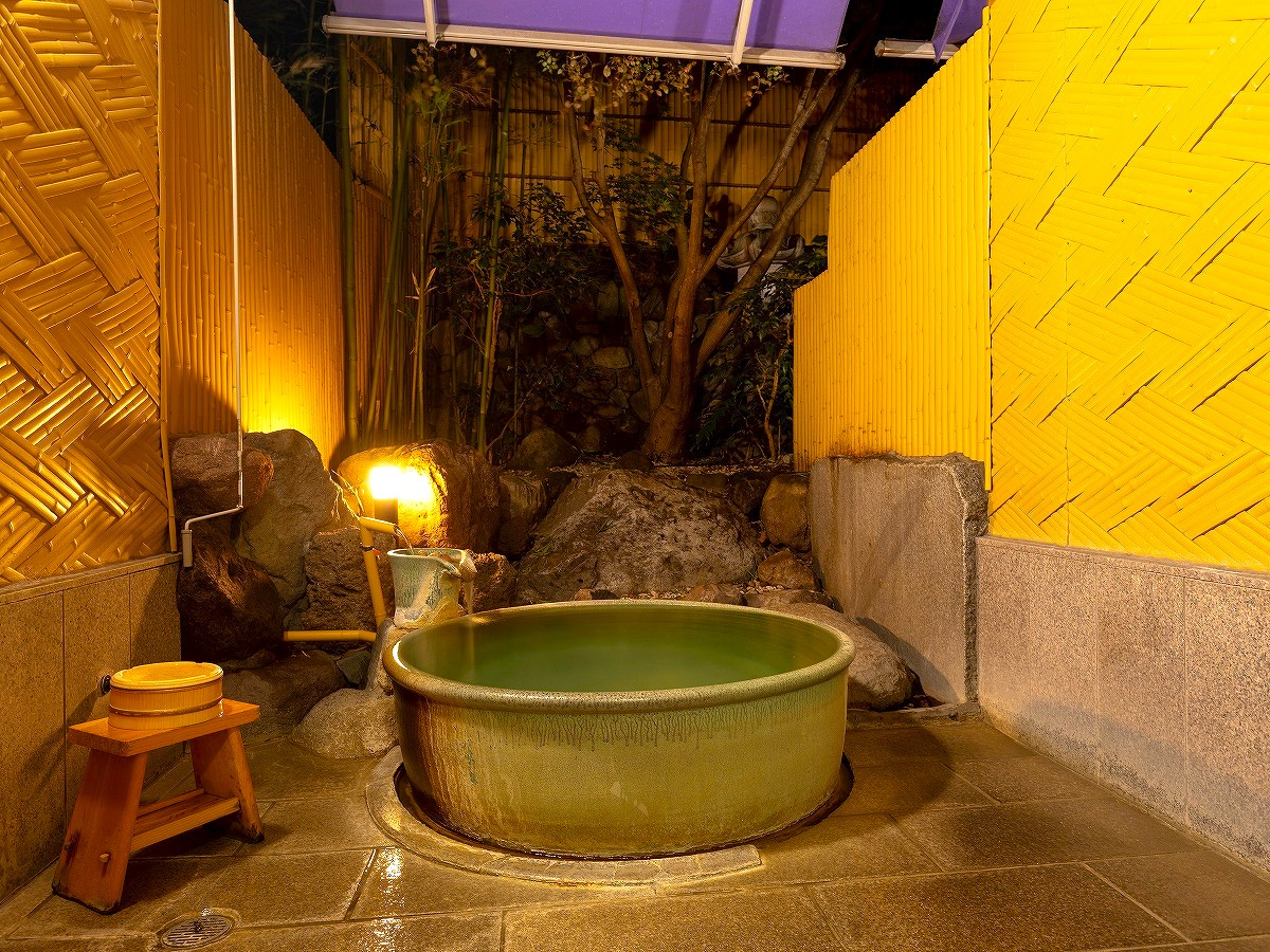 ≪緑の湯≫陶器風呂