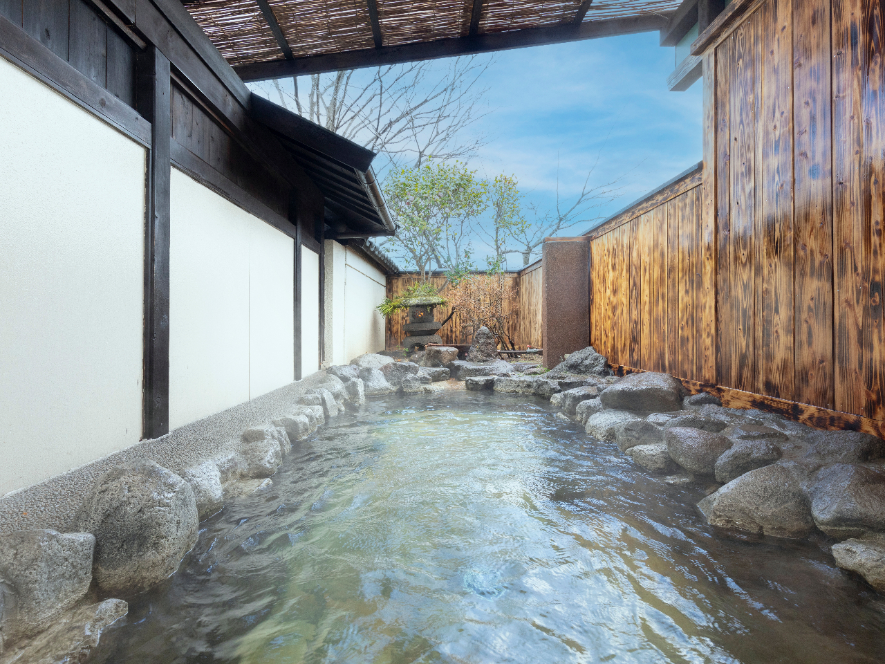 ≪紅の湯≫露天風呂