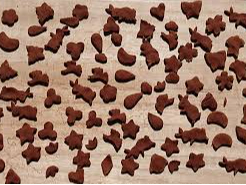 印香(いんこう)は煉香の一種です。さまざまな香料を練り合わせて型に入れ固め、型抜きして乾燥させたお香で、煉香と同様に独特な良い香りがします