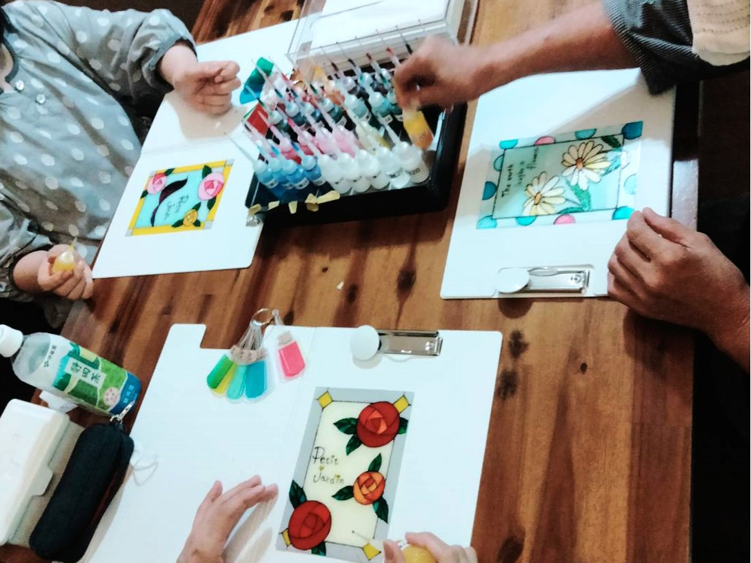 �Ƒ���F�l���e�q�⑷�ƁA�F�Ń��C���C�y���݂Ȃ���̍쐬���o���܂��B