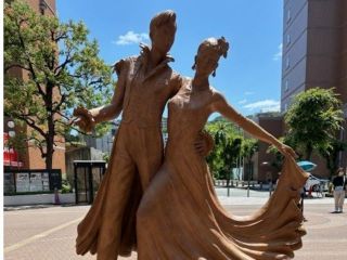 宝塚歌劇100周年記念「宝塚レビュー」像