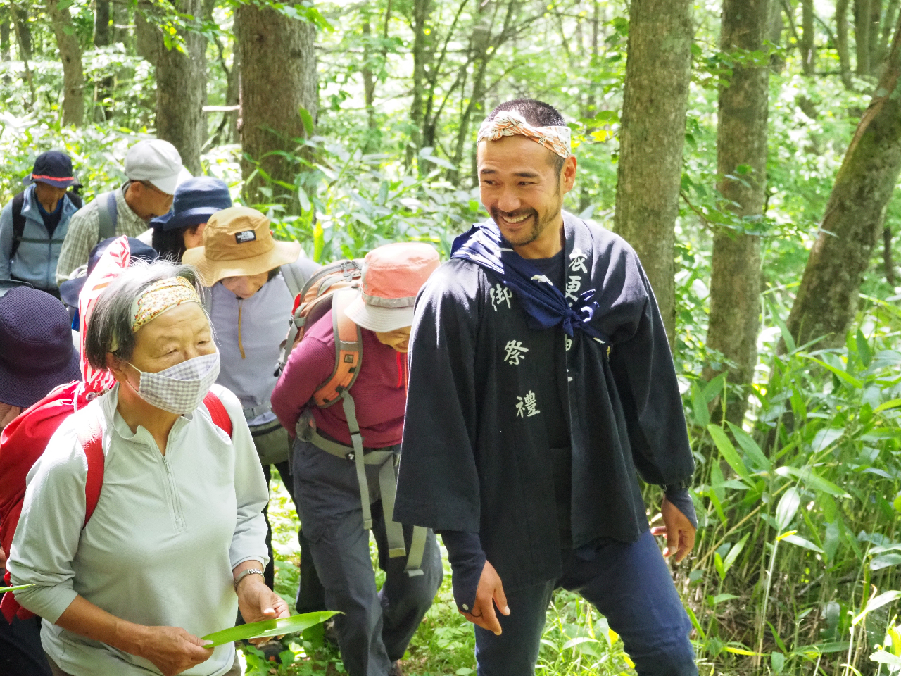 地元の文化や、楽しさ、美しさ、大変さを説明中