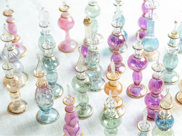 エジプトガラスの香水瓶です。一つ一つ色もデザインも違います。