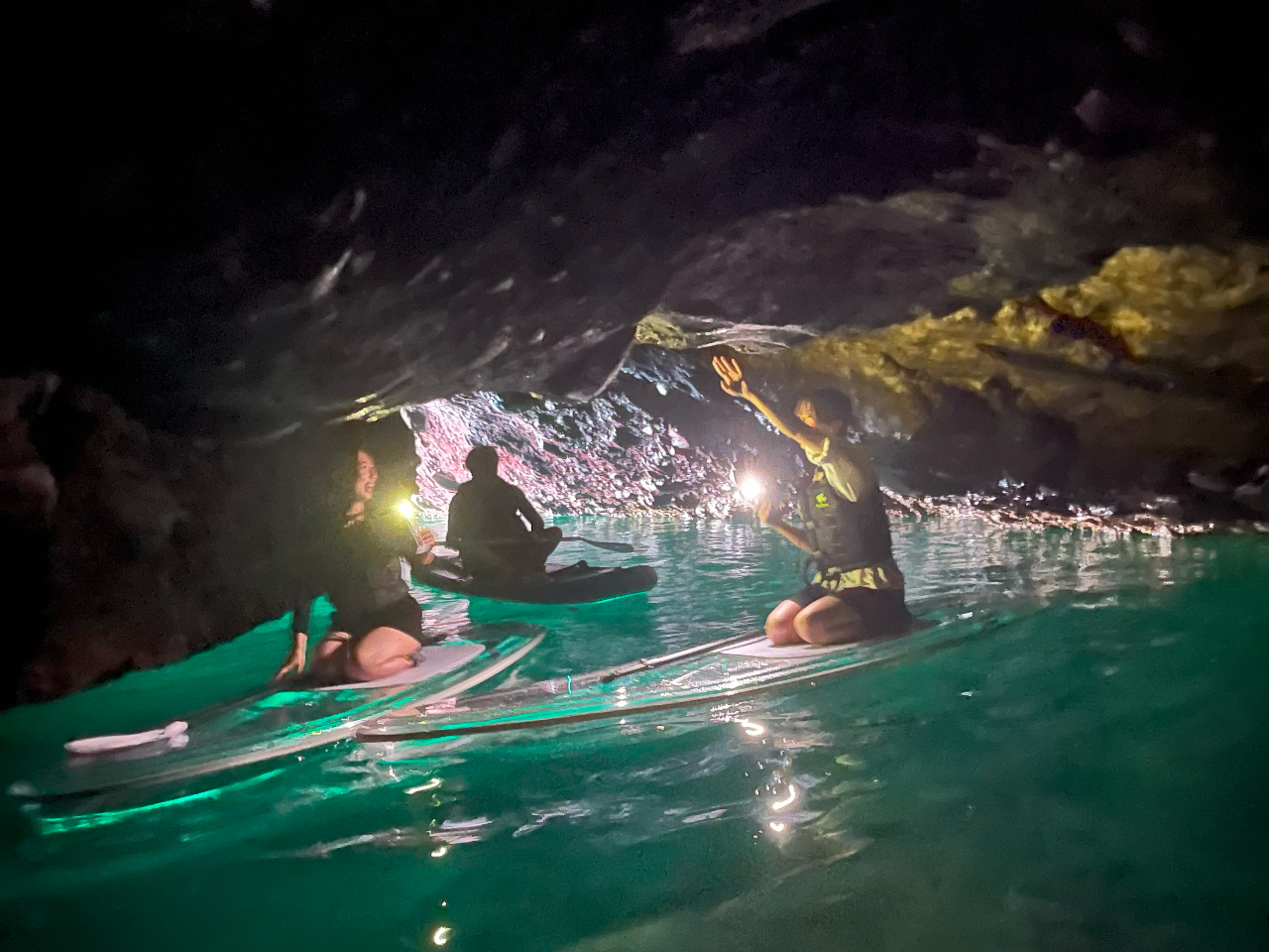 ワクワクが止まらない青の洞窟探検♪