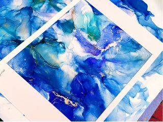 アルコールインクアートとは、特殊なインクとエタノールを使用して 色の広がりや、乾くときの予測できない模様を楽しむアートです。