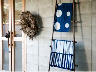 手ぬぐい(上)と風呂敷(下)藍染後、お持ち帰りいただけます。