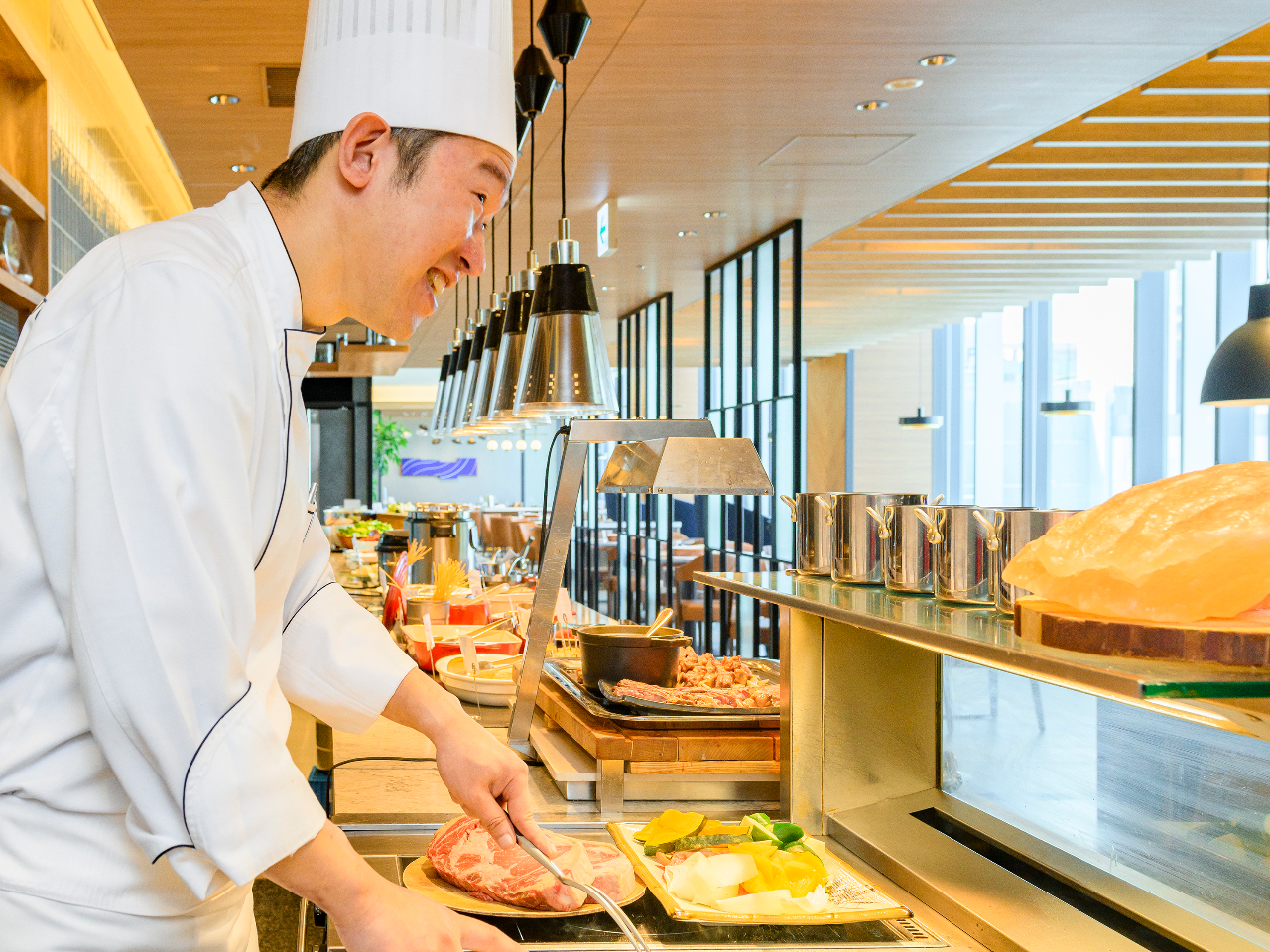 �u���b�W�Ŕ��j���[�u�A�����J���X�e�[�L�v�V�F�t���ڂ̑O�ł��Ă����܂��B�o�����Ă��������オ�肭�������B