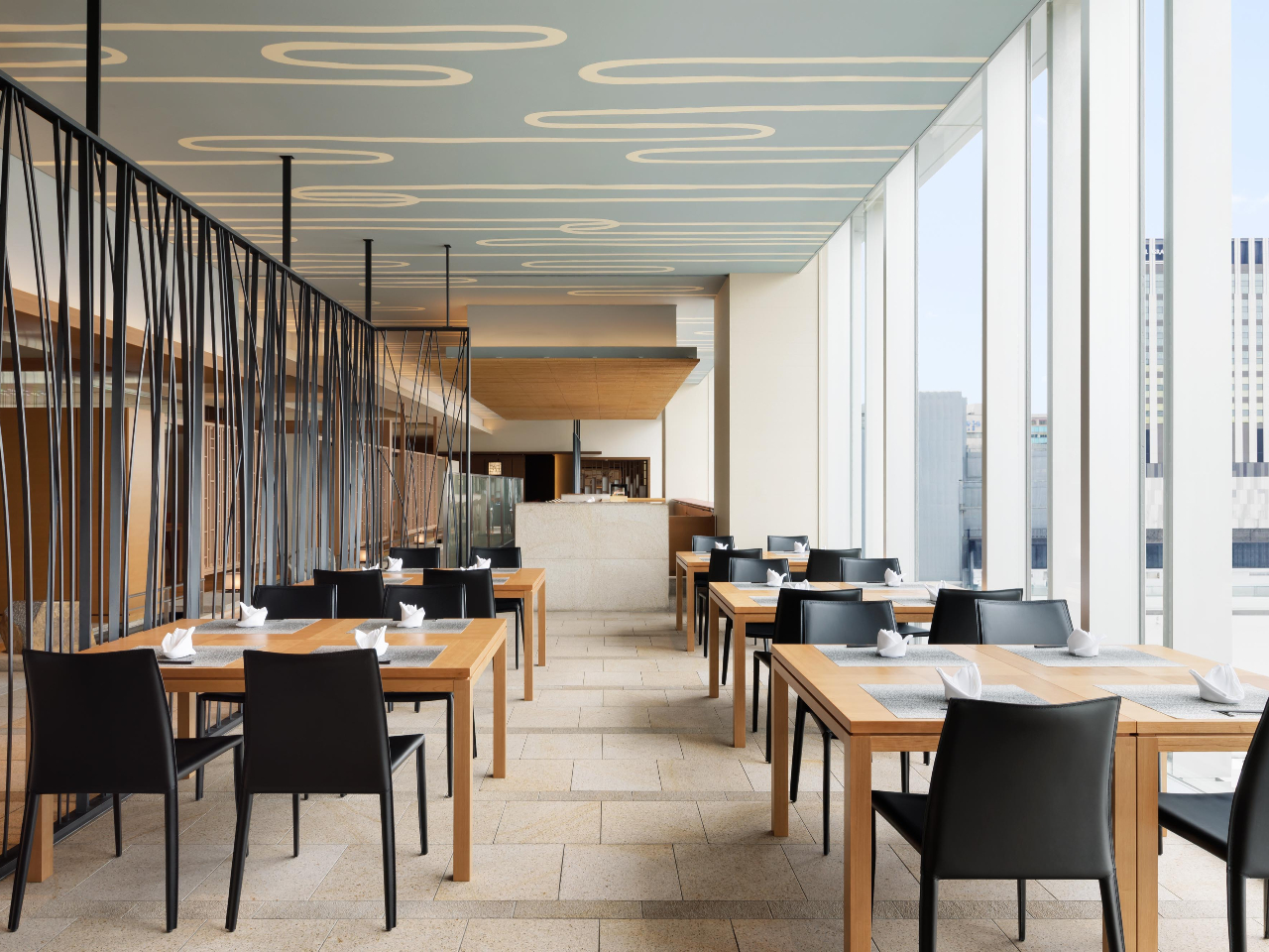 �傫�ȑ�������������o����e�[�u���ȁB���͌����������݁A�[���ɂ͗[�����]�߁A��͖�i���y���߂܂�