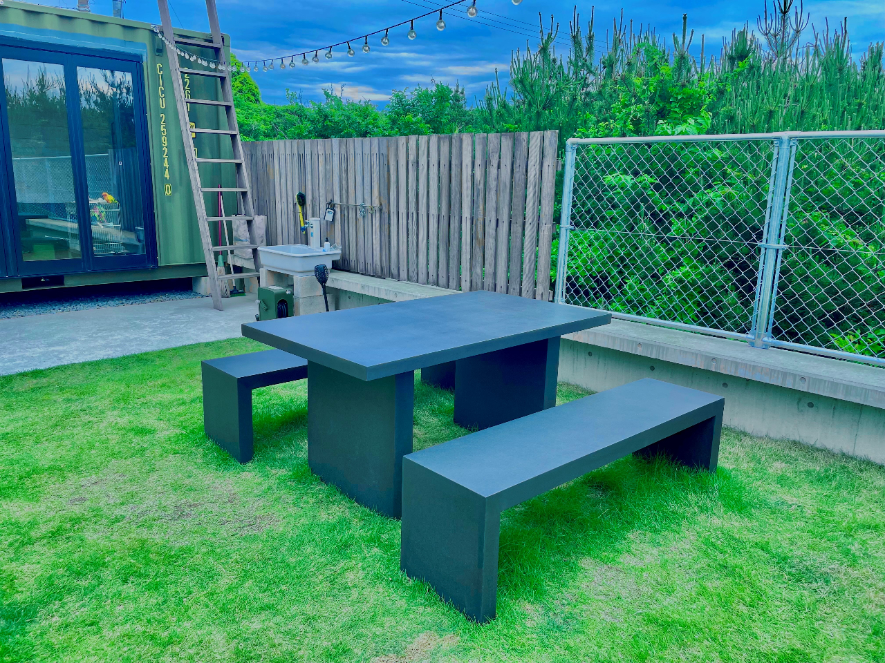 ガーデンテーブル、イスは移動可能です!移動した場合は元の位置にお戻しをよろしくお願い致します。