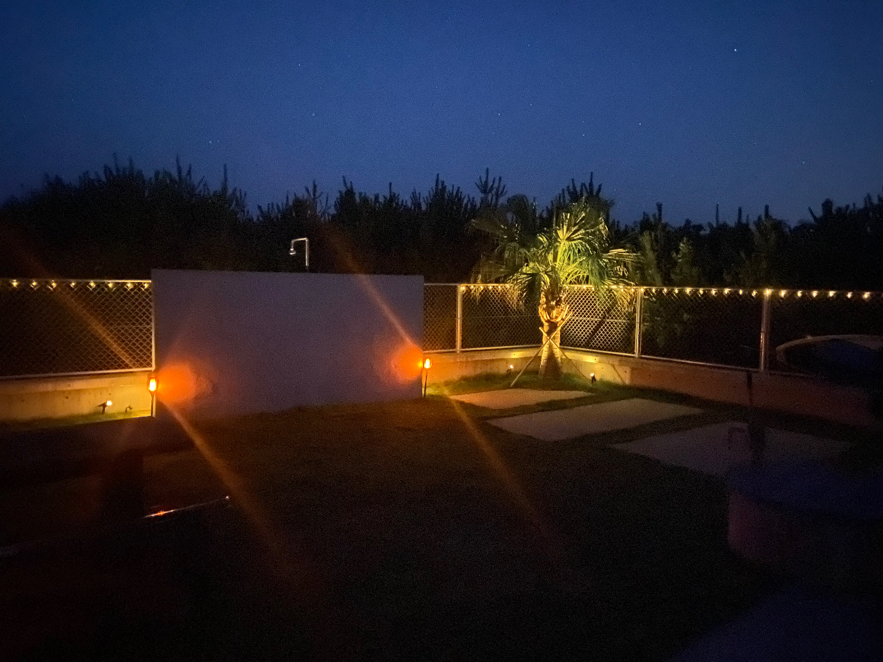 夜はLEDライトが点灯してとても幻想的になります♪