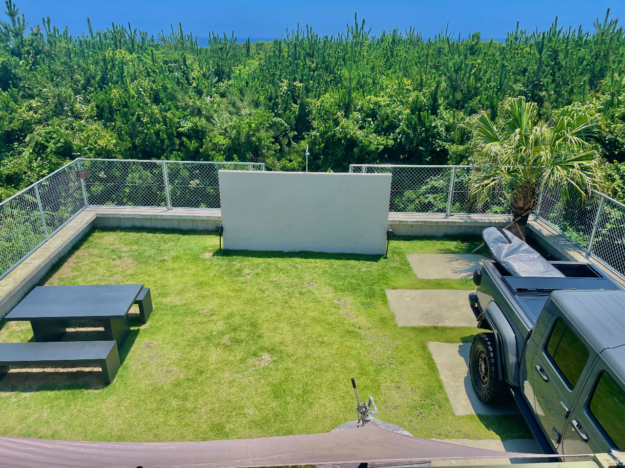 40坪とこじんまりとしていますが、周りは隣接した家はなく防風林で囲まれており、多少騒いでも気にすることなく過ごせます♪