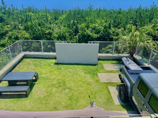 40坪とこじんまりとしていますが、周りは隣接した家はなく防風林で囲まれており、多少騒いでも気にすることなく過ごせます♪